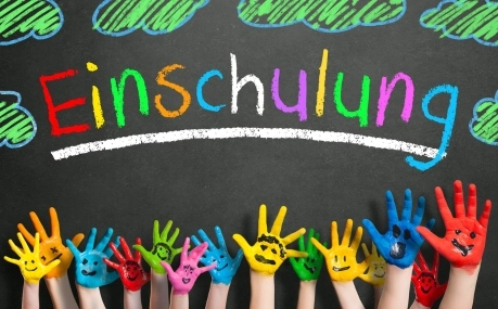 Meine Checkliste zur Einschulung; Alles, was du wirklich brauchst (+ gratis Liste!) 6 Die Einschulung deines Kindes ist ein riesiger Meilenstein – für dein Kind, aber auch für dich. 💛
Als ich damals mit meinem Sohn die Einschulung vorbereitet habe, erlebte ich eine Achterbahnfahrt der Gefühle: Stolz, Freude, Aufregung – und auch ein bisschen Wehmut.
Damit du entspannt durch diese aufregende Zeit kommst, habe ich dir hier meine persönliche Checkliste zur Einschulung zusammengestellt – samt Materialliste, Tipps für die Planung und echten Einblicken in unseren großen Tag.