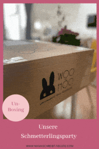Dank WooHoo durften wir die Schmetterlingsbox testen, weshalb wir eine personalisierte PartyBox für 8 Kinder bekommen haben. Erhältlich sind die All-In Boxen für 6 oder 12 Kids. 
Damit dein Kind seine Gäste einladen kann, bedarf es erst einmal Einladungskarten. Mitgeliefert wurden also Klappkarten DIN A 6 mit Lückentext, Umschläge C6 in einem wunderschönen rosa metallic, das glänzt unfassbar hübsch und als i-Tüpfelchen auch noch zauberhafte Aufkleber mit Schmetterlingsmotiv.
