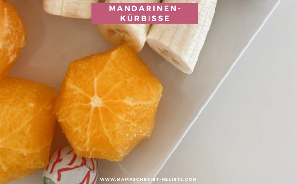 Ich finde die Mandarinen und Orangen-Zeit immer großartig. Dieser Snack-Tipp ist total simpel, denn du brauchst dafür nur eine Mandarine. Ich habe die Schale abgeschnitten und einfach auf den Teller gelegt. Die wohl eher faulere Version. Es gibt aber auch Mandarinen, die noch zusätzlich vertikal eingeschnitzt werden. Dann sehen sie einem Kürbis noch ähnlicher.