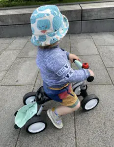 Kinderfahrräder zu Ostern: 1A Geschenkidee für den Start in die Fahrradsaison 5 Die Osterzeit steht vor der Tür und damit auch der Beginn der Fahrradsaison. Für viele Kinder ist das Fahrradfahren ein absolutes Highlight, für meine ist es das. Ostern eignet sich bei meinen Winter-Kiddies ideal als Geschenkoption, die ich alle paar Jahre - wenn der Fahrradwechsel ansteht - direkt nutze. Die ein oder andere Frage wie denn der Osterhase ein Fahrrad in seinem Körbchen transportiert und ob nicht die Schokoliere durch das Gewicht des Fahrradgestells kaputtgeht, konnte ich bisher - toi, toi, toi - mit Mama-Notlügen kontern. Doch wie finde ich ein passendes Modell, was meinen Qualitäts- und Sicherheitswünschen, sowie den optischen Bedürfnissen meiner Kinder entspricht? Ich habe die ultimative Lösung.
