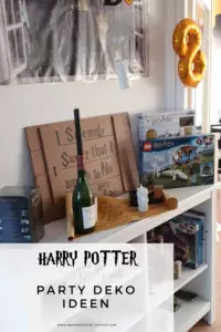appy Birthday, der Hogwarts-Geburtstagstisch!

Was sich ein acht-jähriger Muggel wünscht, soll auch größtenteils in Erfüllung gehen. 
Den Geburtstagstisch haben wir diesmal in den Flur verlagert und entsprechend den Abend zuvor herrlich magisch angerichtet: