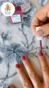 Gitti Nagellacke: Die perfekte Maniküre für Power Moms 4 Die Gitti Nagellacke sind so konzipiert, dass sie schnell und unkompliziert aufzutragen sind. Dank der hohen Pigmentierung und der ausgezeichneten Deckkraft genügen oft schon ein oder zwei Schichten für ein optimales Ergebnis. Das Beste ist, sie trocknen wirklich blitzschnell. Meistens kommt irgendein Kind und hat Probleme beim Schnüren der Schuhe, Knöpfe eines Kleides müssen zugeknöpft werden und schwupps hast du einen Ditscher im Nagel und musst von vorne anfangen...