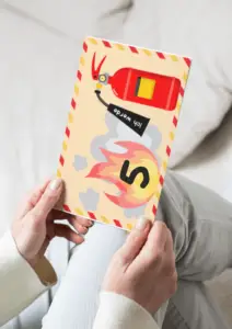 Feuerwehr Kindergeburtstag: Mit unserem PDF-Paket zur unvergesslichen Party" 2 Beginnen wir mit den Feuerwehr-Themen-Einladungen. Sie sind liebevoll gestaltet und verbreiten schon im Voraus die richtige Stimmung für den Feuerwehr Kindergeburtstag. Einfach ausdrucken, ausfüllen und an die kleinen Gäste verteilen.
Ein weiterer wichtiger Bestandteil des Feuerwehr Kindergeburtstags sind die Dekorationen. Mit unseren druckbaren Namensschildern, Feuerwehrabzeichen und einer Wimpelkette verwandelst du dein Zuhause im Handumdrehen in eine Feuerwehrstation.