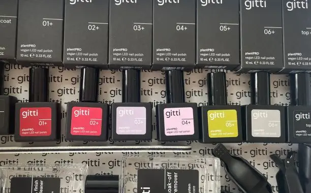 Das PlantPro gitti Maniküre Set: ein Must-Have für den Sommer 2 Das Besondere am PlantPro Set von gitti ist die Kombination aus innovativer Technologie und natürlichen Inhaltsstoffen, die eine sanfte und dennoch effektive Pflege ermöglichen. Die Produkte sind frei von schädlichen Chemikalien und enthalten keine tierischen Bestandteile, was sie zu einer idealen Wahl für alle Mamas macht, die auf Nachhaltigkeit und Gesundheit Wert legen. Zudem überzeugt das Set durch seine benutzerfreundliche Handhabung, die es selbst Anfängern wie mir ermöglicht, professionelle Ergebnisse zu erzielen.