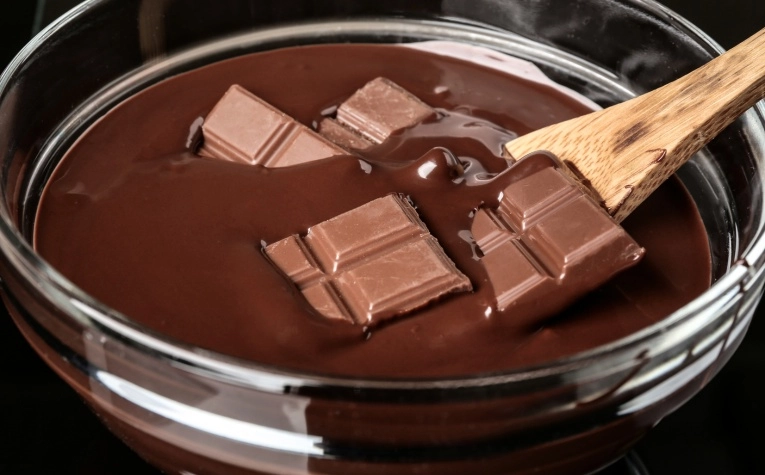 Molly Weasleys Fudge: Das perfekte Rezept für Harry-Potter-Fans 2 Breche die Zartbitterschokolade in kleine Stücke und gib sie zusammen mit der gesüßten Kondensmilch in eine mittelgroße, hitzebeständige Schüssel. Schmelze die Mischung über einem Wasserbad oder in kurzen Intervallen in der Mikrowelle. Rühre regelmäßig um, bis die Masse glatt und cremig ist.